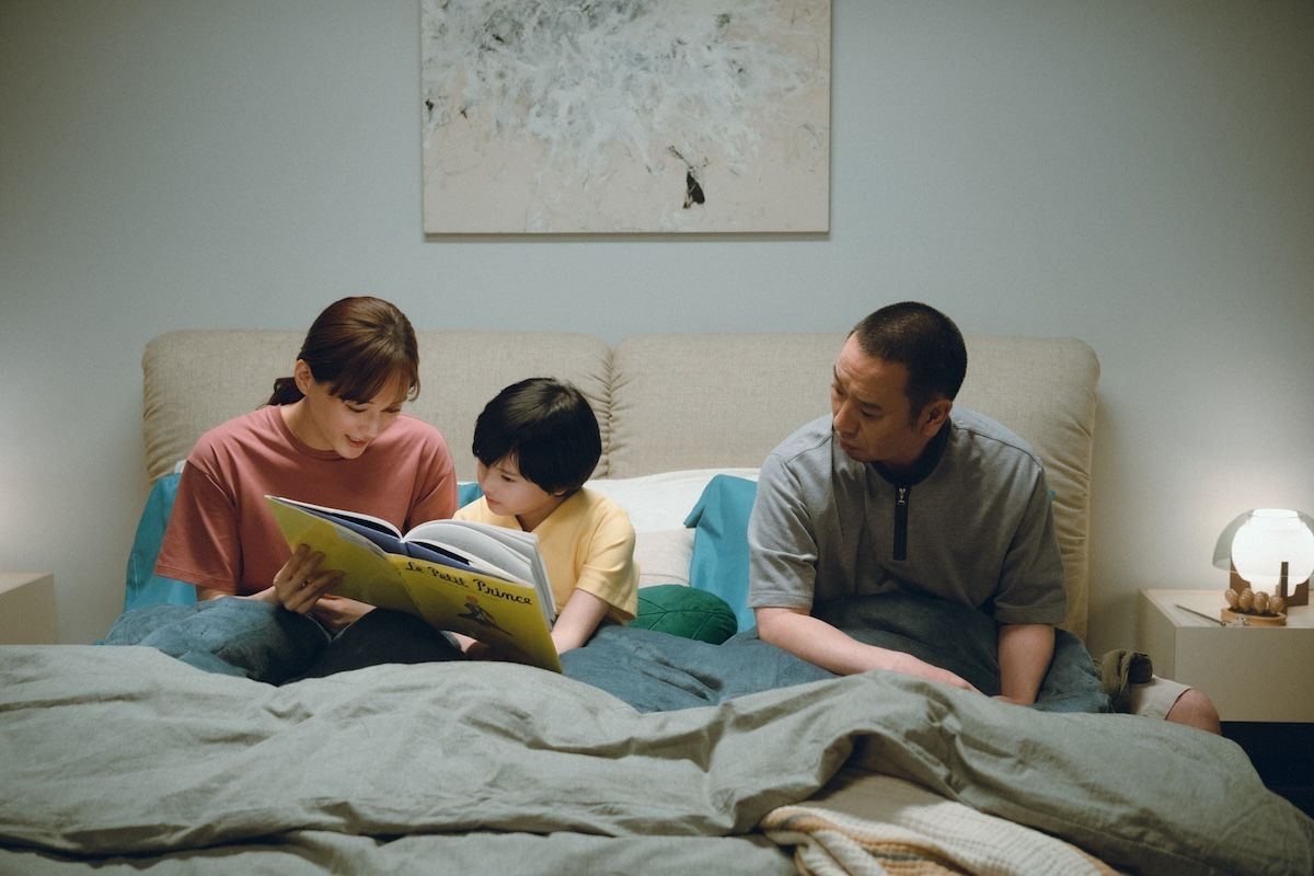 甲本家の一員となったヒューマノイドに対して、妻と夫の間には微妙な意識の違いが ©2026フジテレビジョン・ギャガ・東宝・AOI Pro.