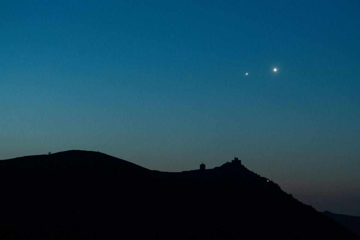 イタリア中部にある城砦ロッカ・カラーショと、金星と木星の大接近。2022年4月30日撮影（Lorenzo Di Cola/NurPhoto via Getty Images）