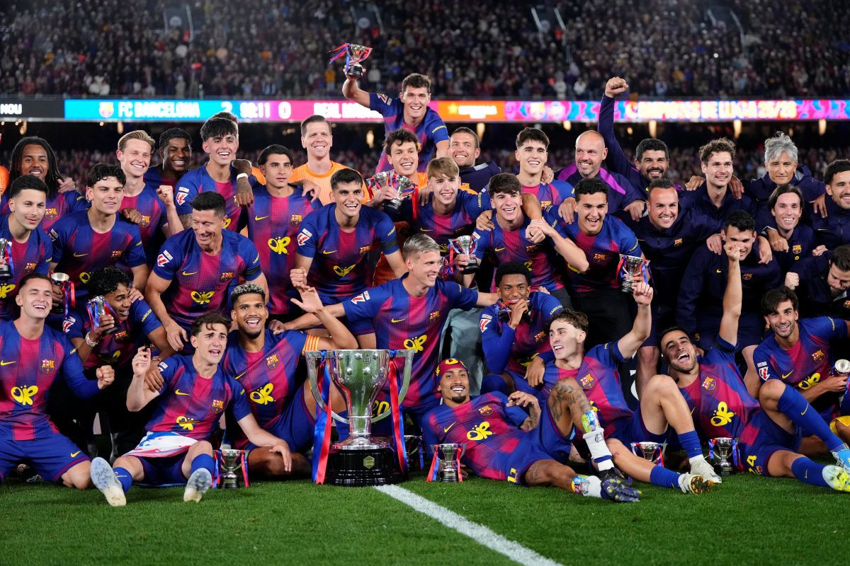 ラ・リーガ2025～26年シーズン優勝を祝うバルセロナの選手たち。2026年5月10日、スペイン・バルセロナのカンプノウ・スタジアムにて（Jose Breton/Pics Action/NurPhoto via Getty Images）