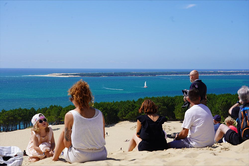 フランス南西部に位置する「Dune du Pilat」 （ピラ砂丘）で真夏の太陽を楽しむ人たち