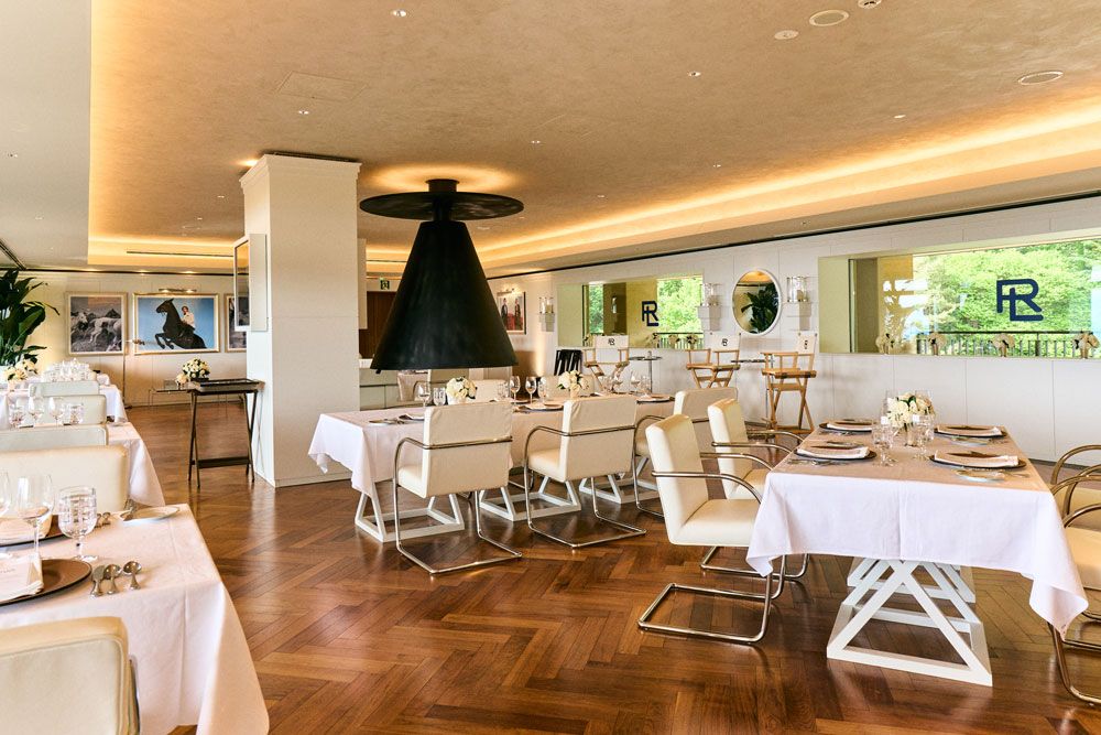 ヘリンボーンの床に白いクロス。乗馬を描いたアートとRLのロゴが、イタリアンの空間をそのまま別世界へと変えていた