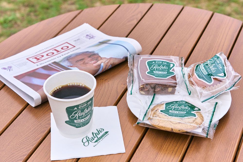 RALPH'S COFFEEのドリップコーヒーと焼き菓子。テーブルの上にも、ブランドの世界観は行き渡る。
