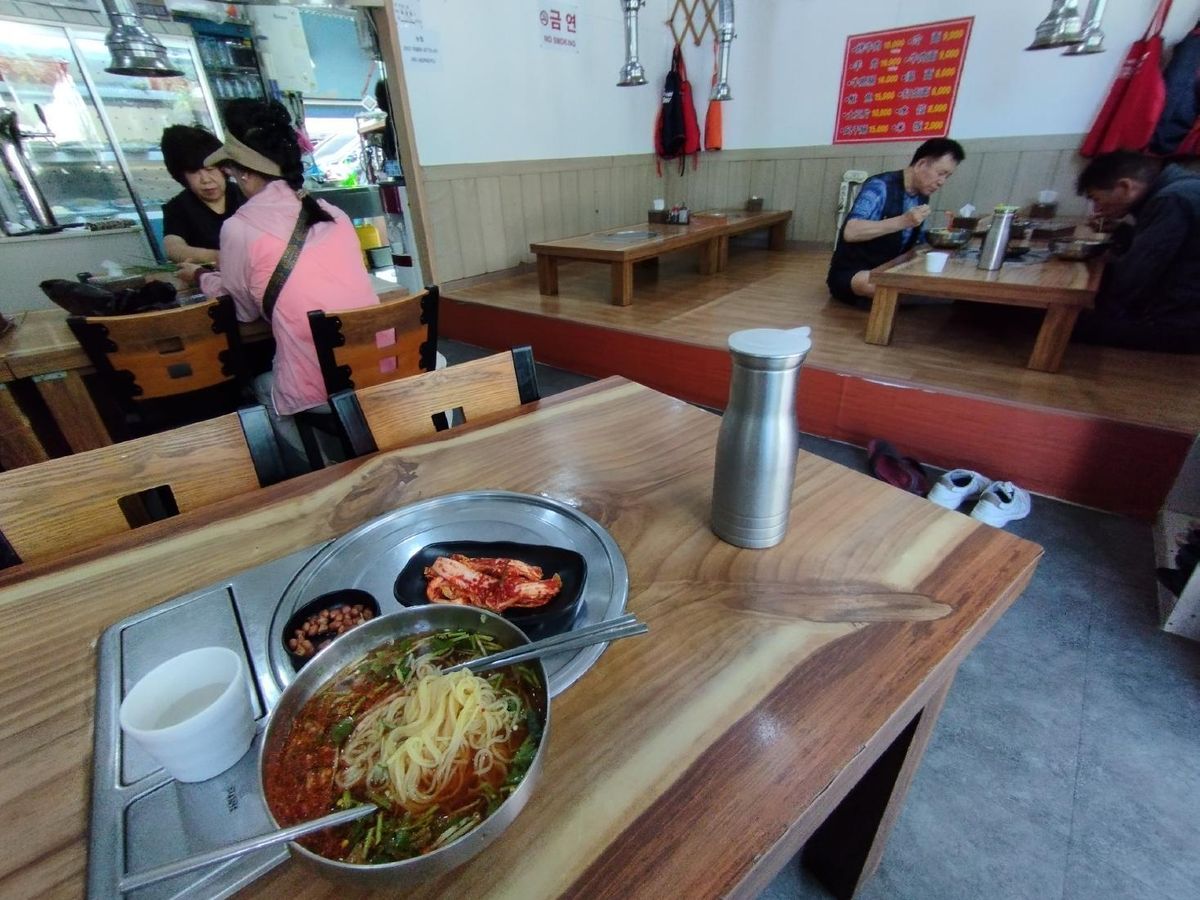 その日は暑く、「大林老式焼烤」で瀋陽風冷麺を食べた。店内にはオーナーの友人で遼寧省鞍山出身の日本語教師がいて、ご当地の温泉に行った話をした