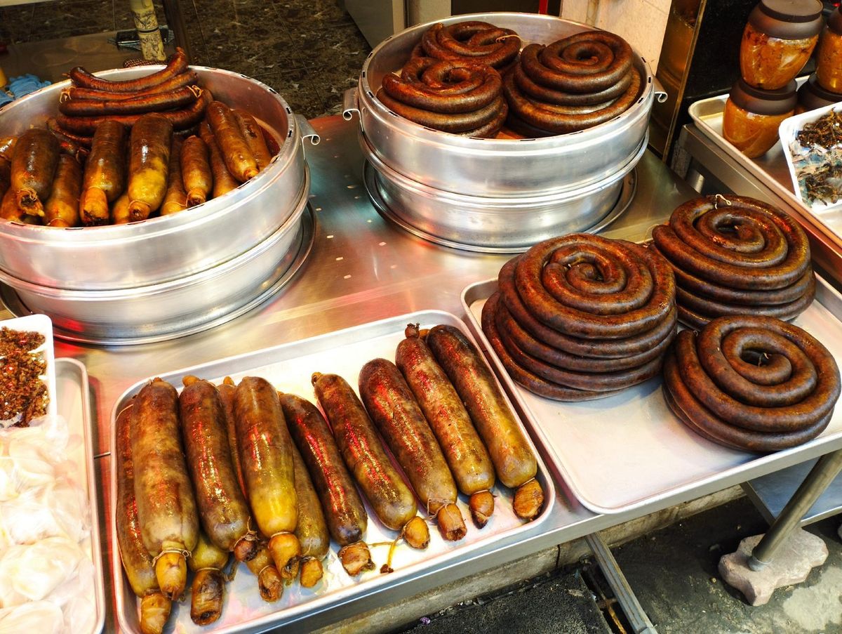 中国の朝鮮族がよく食べるもち米入り腸詰の「スンデ」がとぐろを巻いて、ごろんと売られている