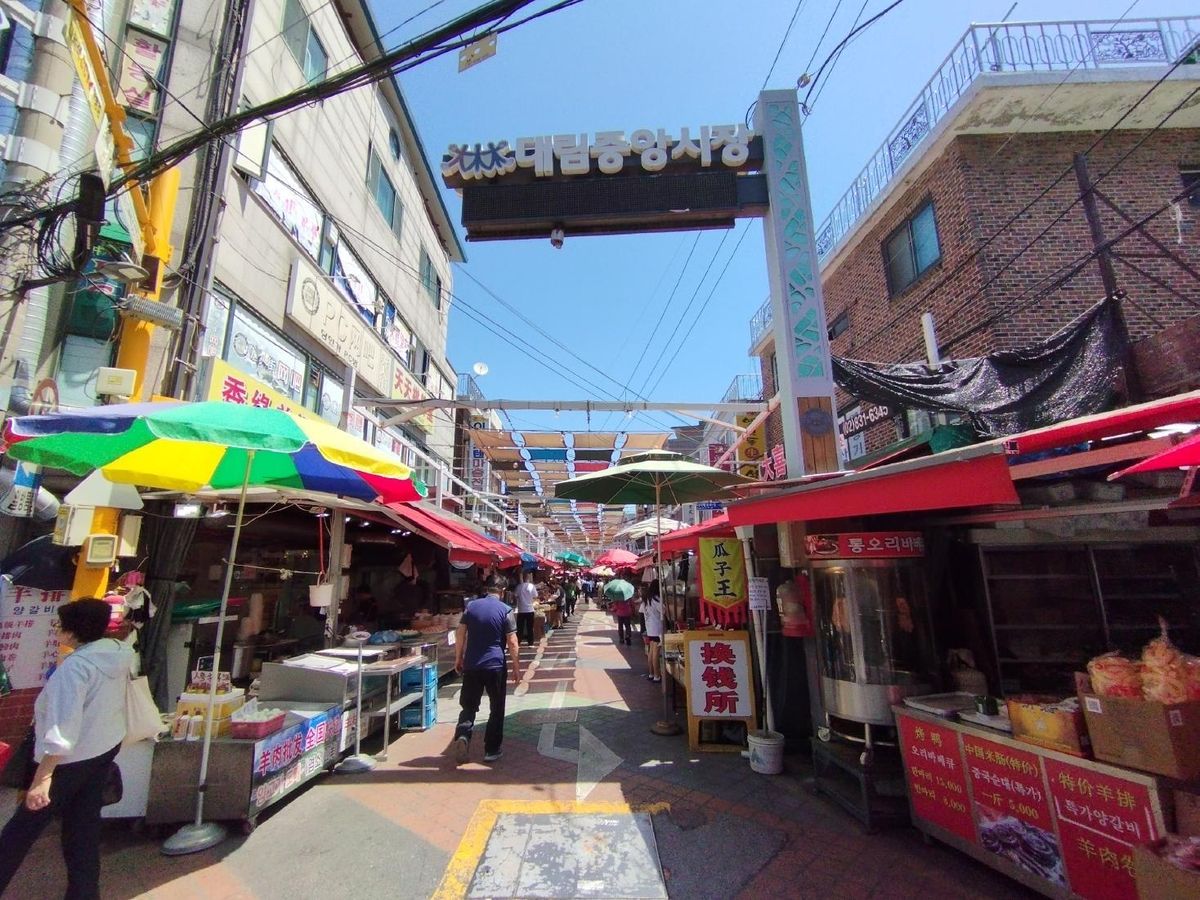大林市場の入口。狭い路地の両脇にさまざまな食品を売る露店が並ぶ
