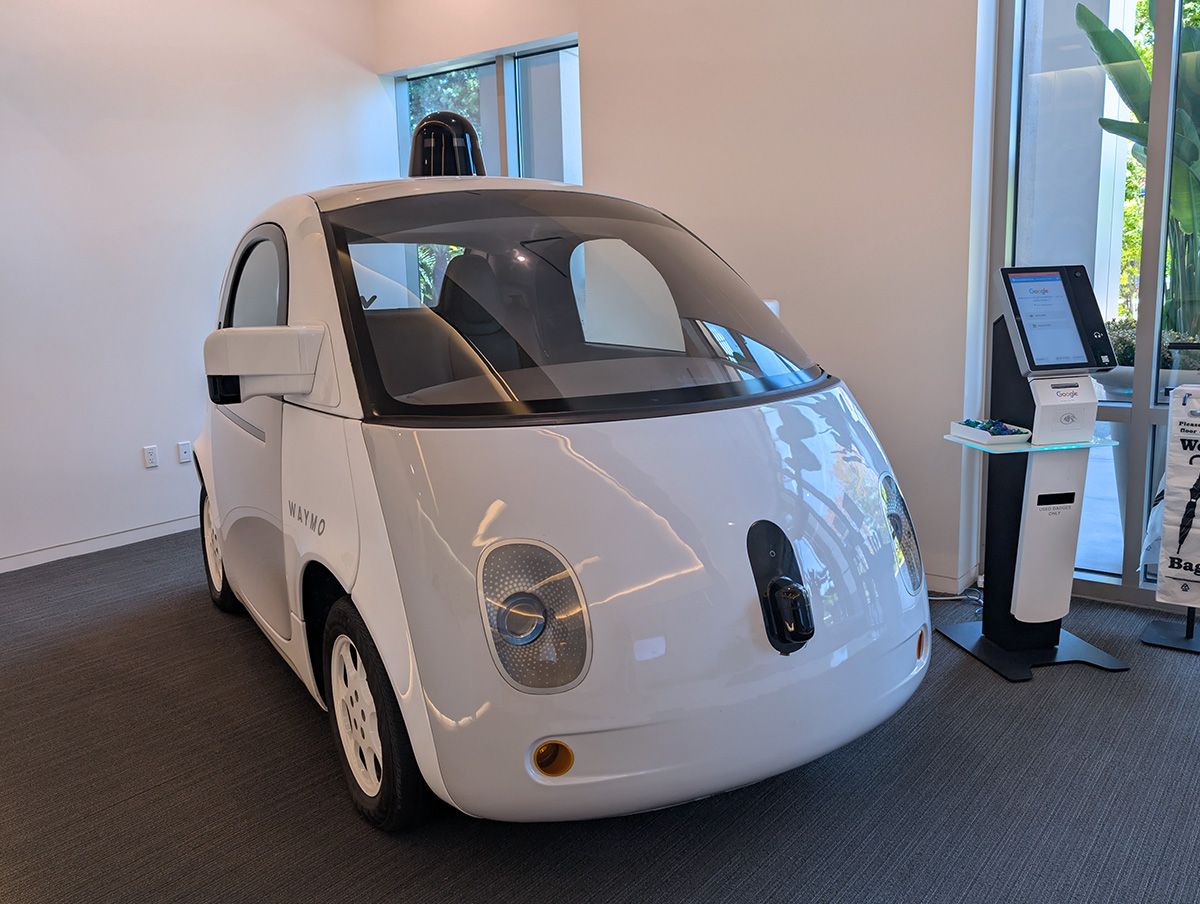 Waymoがデザインした完全自動運転車両のプロトタイプ「Firelfy」がオフィスのエントランスに展示されている。ハンドルやアクセル・ブレーキのペダルを持たず、運転のすべてをコンピューターが担う、親しみやすい2人乗り小型車のコンセプト。Waymoは2017年にはFireflyのプロジェクトを終了しているが、この車両によって得られた知見は、その後の「Waymo Driver」の開発や、現在のロボタクシーへと受け継がれていった