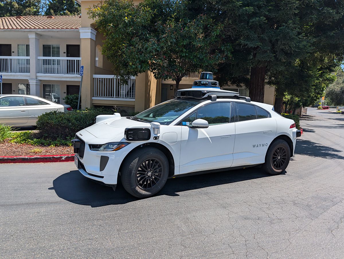 Jaguar I-PACEベースのWaymo車両。筆者が今年のGoogle I/Oを取材するために滞在したマウンテンビューの街中でも、このロボタクシーが日常の景色に溶け込みながら悠々と走行していた