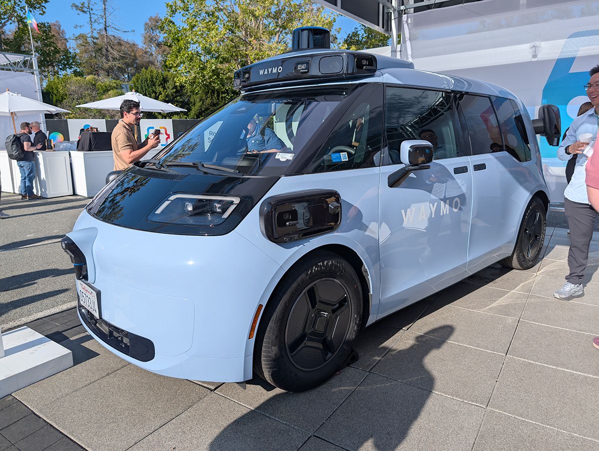 中国のZeekr（ジーカー）が開発・製造を担うWaymoのロボタクシー「Ojai（オーハイ）」。第6世代のWaymo Driverを搭載する。車両のルーフトップなどには、Waymoの象徴ともいえるセンサーユニットを引き続き配置した