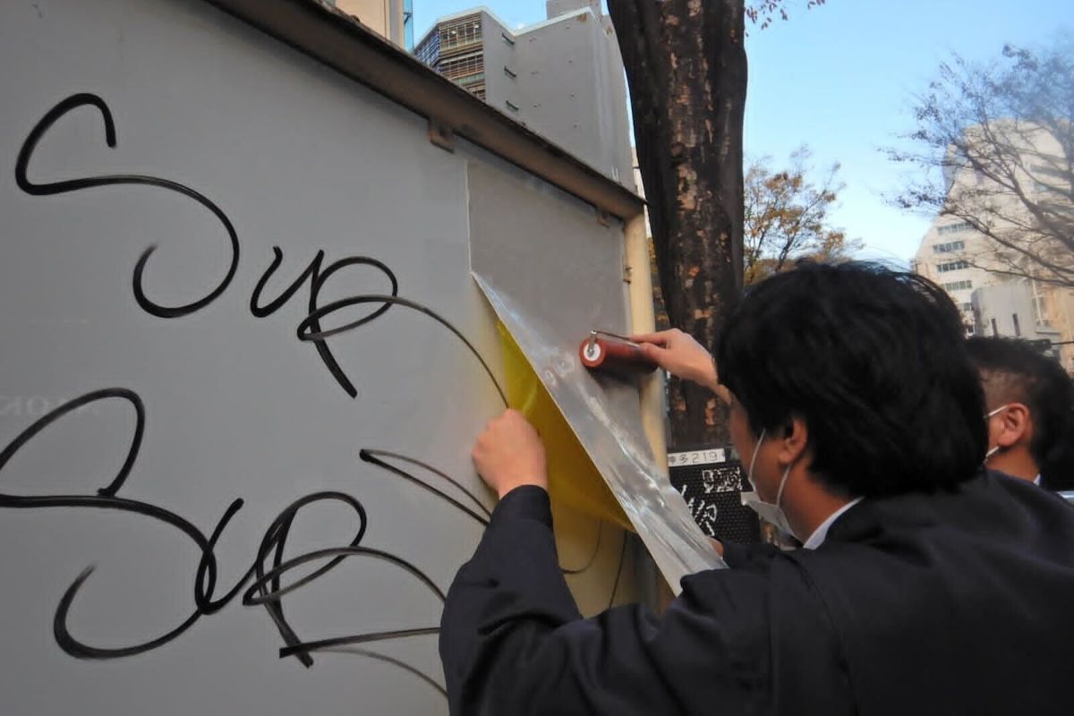 渋谷で落書き抑止シートを貼る様子（ニッシリ提供）