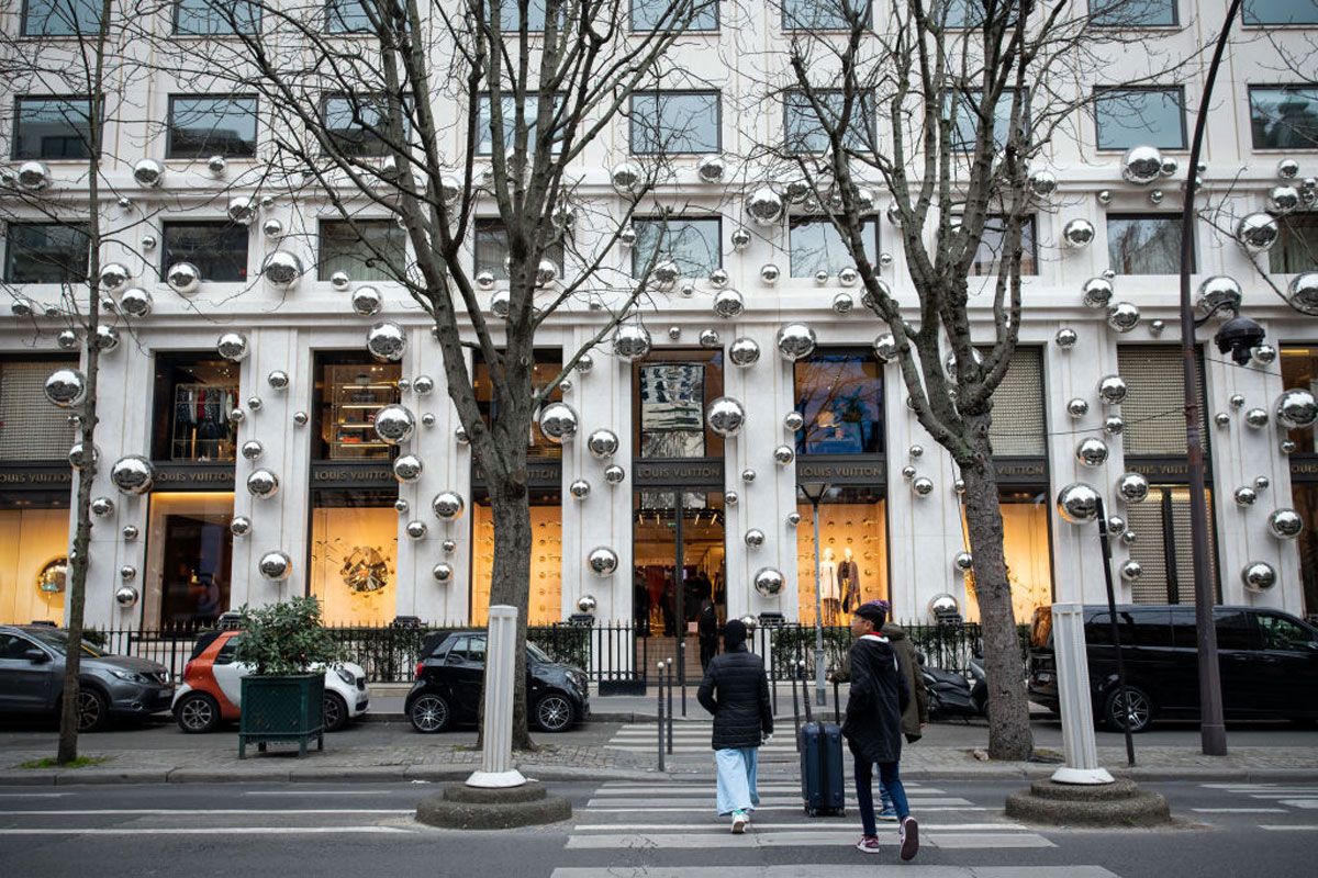 Bloombergによれば、LVMHが出資する投資ファンドL Catterton は、日本への投資を加速するという。今後3年で約500億円を投 じ、外食や食品、化粧品などの中堅企業を対象に投資を進める見込みだ（写真はパリのLVMH 本社ビル/Bloomberg）。