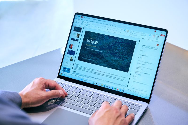 細尾の創作活動を支え続けてきた「 Microsoft 365 Personal 」。画面は PowerPoint で作成中のプレゼンテーション資料。