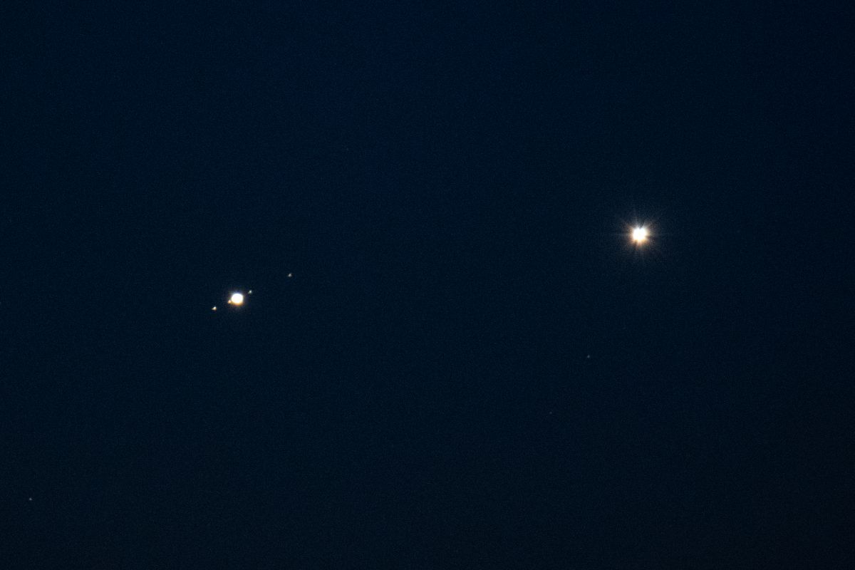 イタリアで望遠レンズを使って撮影した金星と木星。両惑星の距離は1度未満で、木星の衛星も写っている。2022年4月30日撮影（Lorenzo Di Cola/NurPhoto via Getty Images）