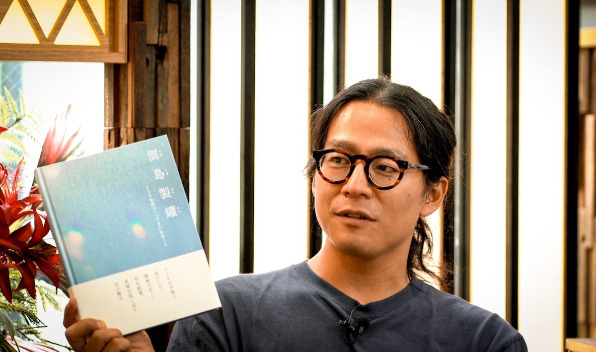 創業120周年で制作した社史を手に「オープンヒストリー」の取り組みを紹介する石川