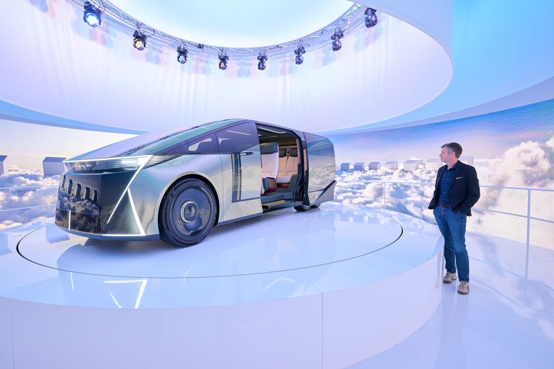 「LEXUS LS Concept」の制作においては、初期段階から豊田章男会長と意見交換を重ねたという。「コミュニケーションは一方通行ではなく、アイデアをぶつけ合うかたちで進みます。 会長はトリガーポイントを与えるのがうまいんです」(サイモン)