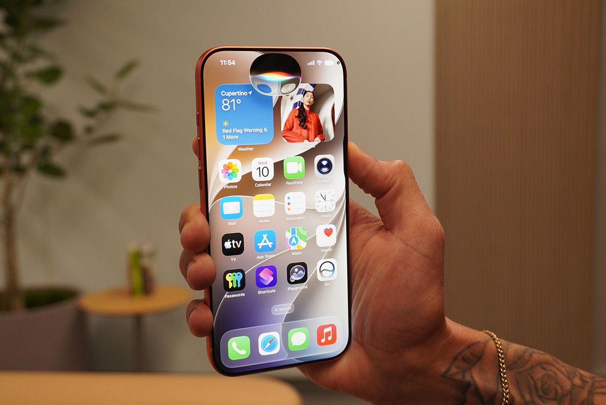 iPhoneでSiri AIを起動。iOS 27では各アプリの起動スピードが30％高速化する