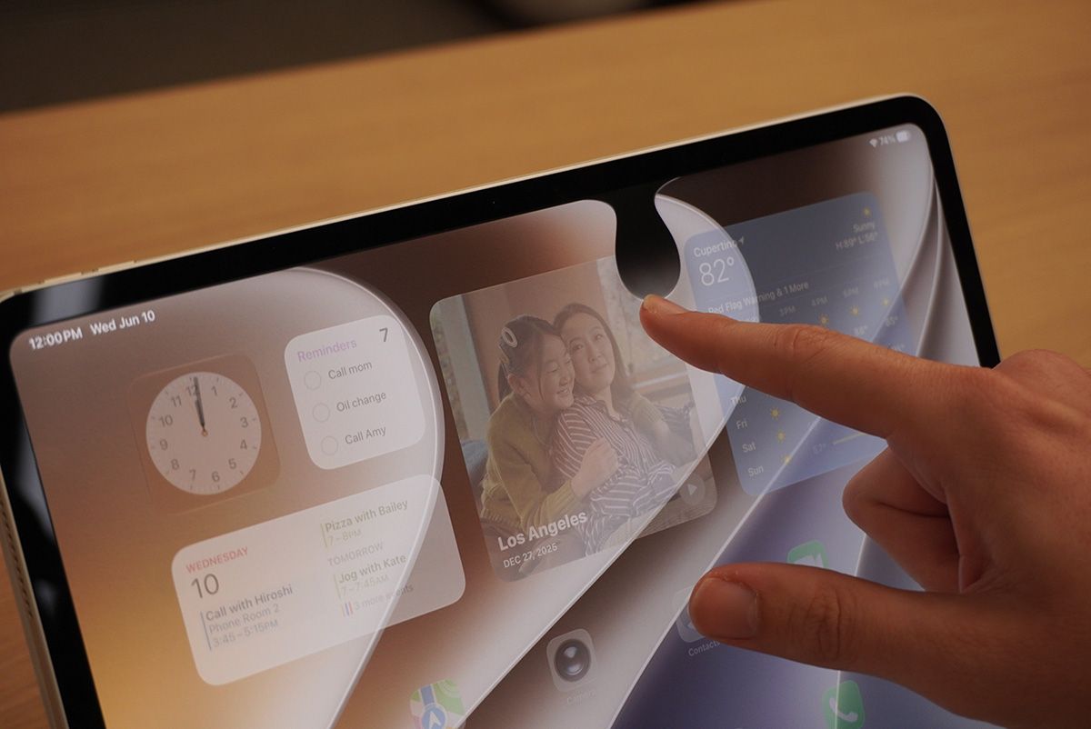 iPadOS 27では大きな画面サイズを活かして、左右端を除くトップ側、任意の場所に指先で触れてホールドした後、下向きにスワイプする操作でSiri AIが呼び出せる