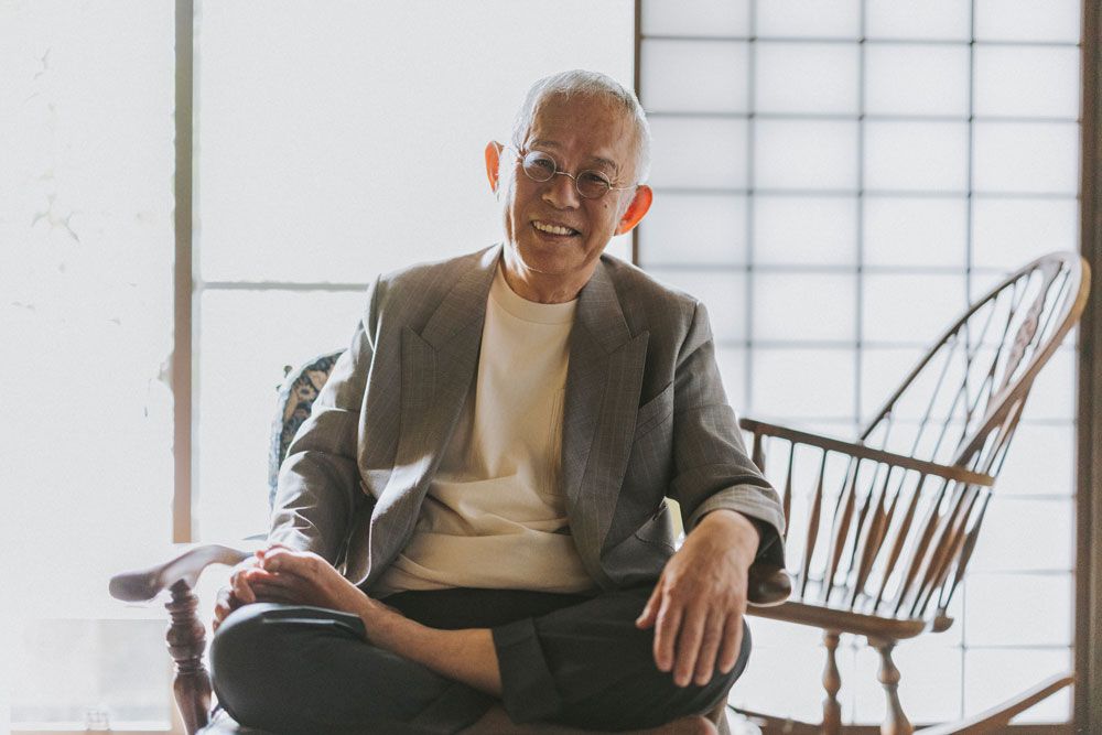 鈴木は胡座が好きなのだそう。オフィスにあるチェアの座面で胡座をかくことも。「このスーツは胡座をかいても窮屈感がなく、リラックスできますね」