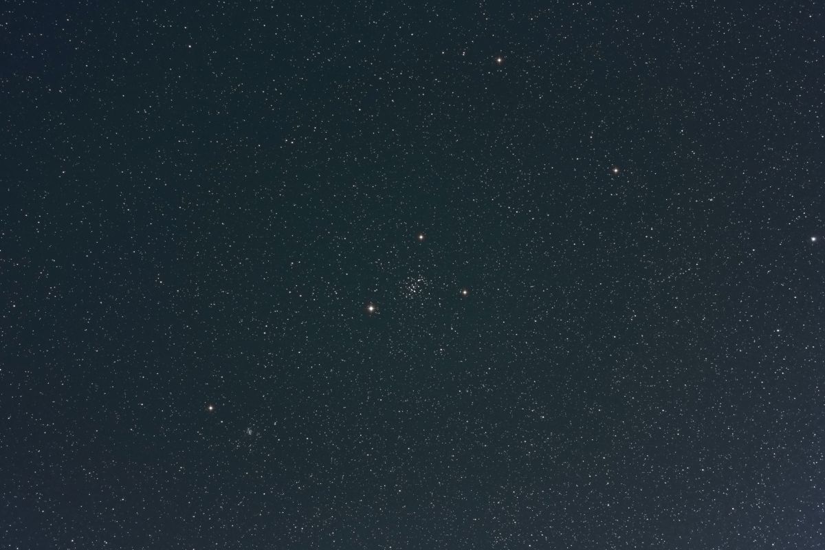 かに座とその中心にあるプレセペ星団（M44）。フランス・セーヌ＝エ＝マルヌ県にて（Christophe Lehenaff/Getty Images）
