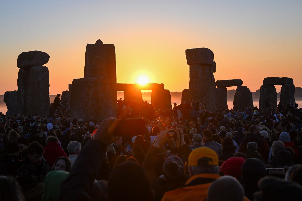 英イングランド・ウィルトシャー州にある先史時代の遺跡ストーンヘンジで、夏至の日の出を見守る人々。2024年6月21日撮影（Finnbarr Webster/Getty Images）
