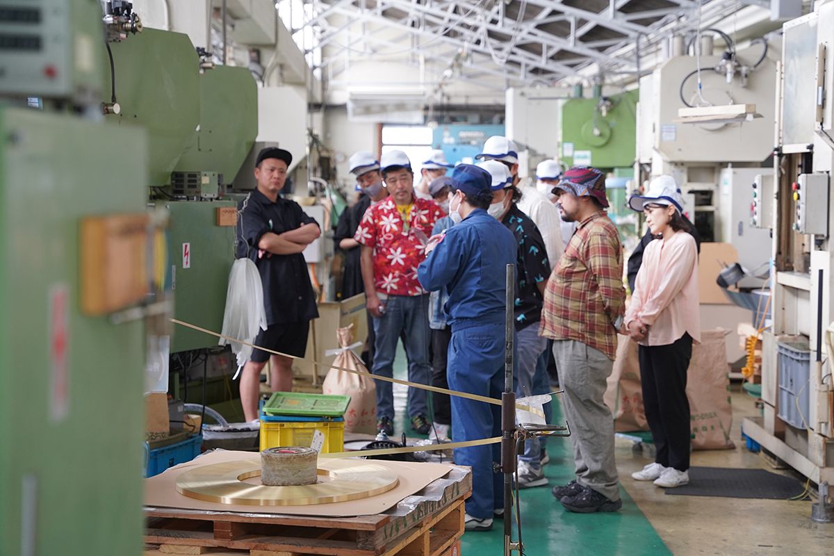 LIVEISM写真　アーティストがまちこうばを回っている写真