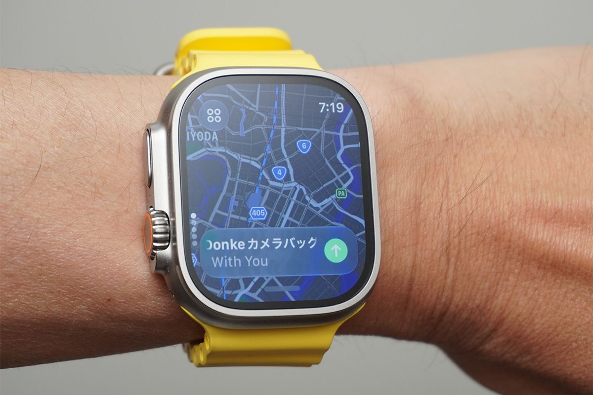 watchOS版「探す」アプリが、今まで「デバイス」「持ち物」「ピープル」の3つに分かれていたアプリを統合。地図を中心とした視認性の高いユーザーインターフェースに置き換わる。なお、写真は独自の取材によりwatchOS 27デベロッパベータ版の画像を掲載している。OSの正式リリース時にはユーザーインターフェースや、機能そのものの仕様が変更される場合がある