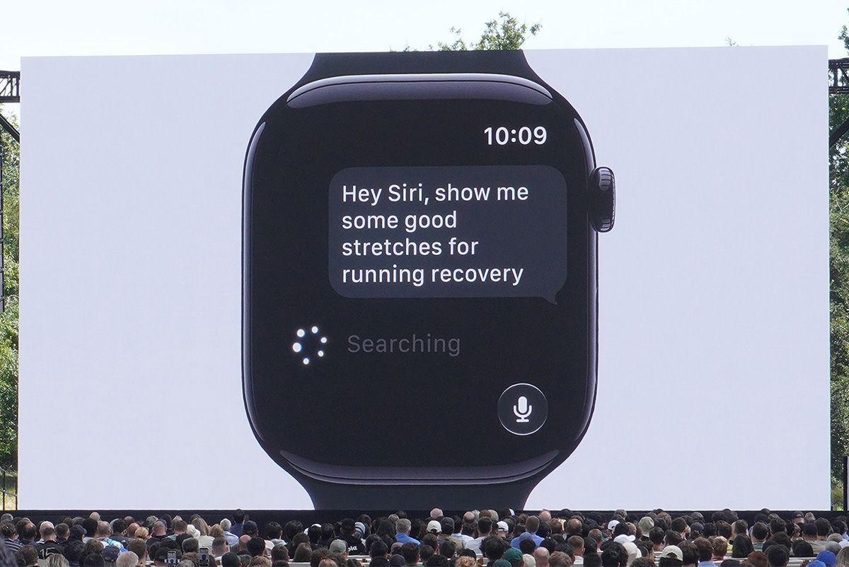 watchOS 27にもSiri AIが標準搭載される。AppleアカウントにペアリングされているiPhoneやiPad、MacとSiriアプリを通じて最新の会話履歴がリアルタイムに同期する