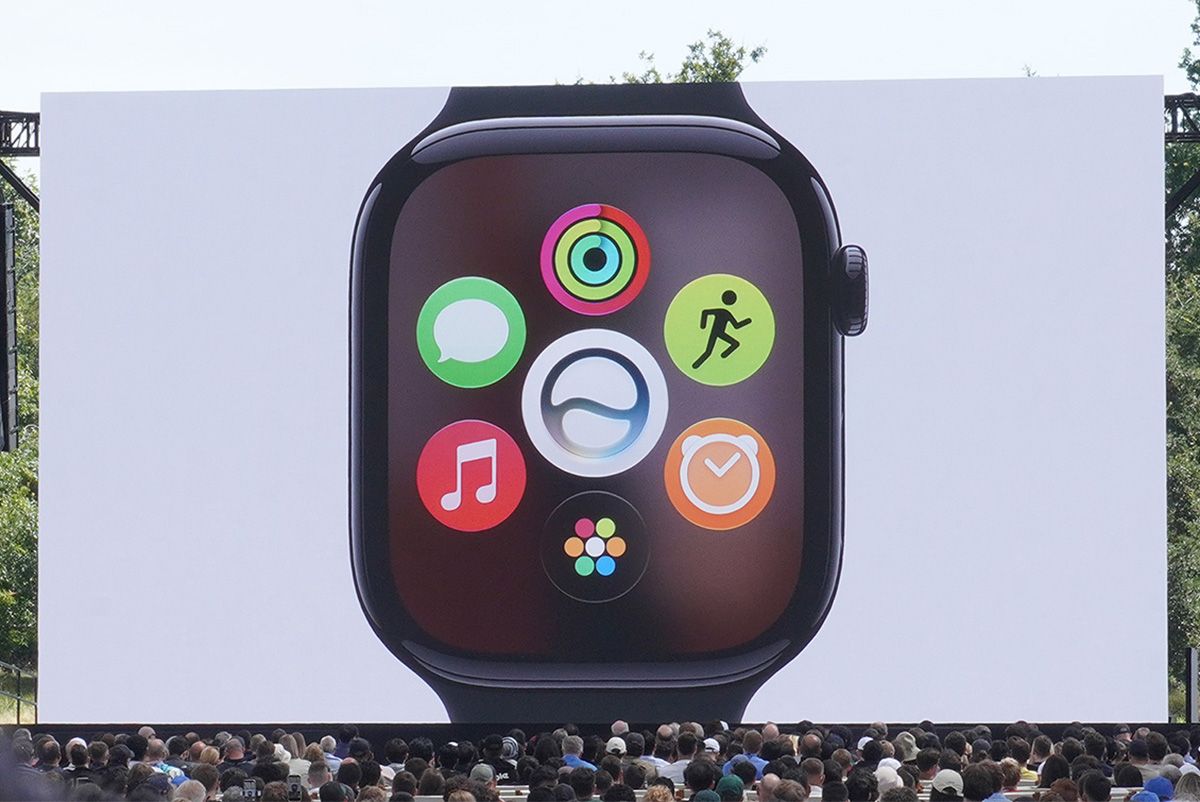 Digital Crownをクリックすると開く新しい「ダイナミック・アプリグリッド」。Siriアプリを中心に、ユーザーによく使われる7つのアプリが並ぶ