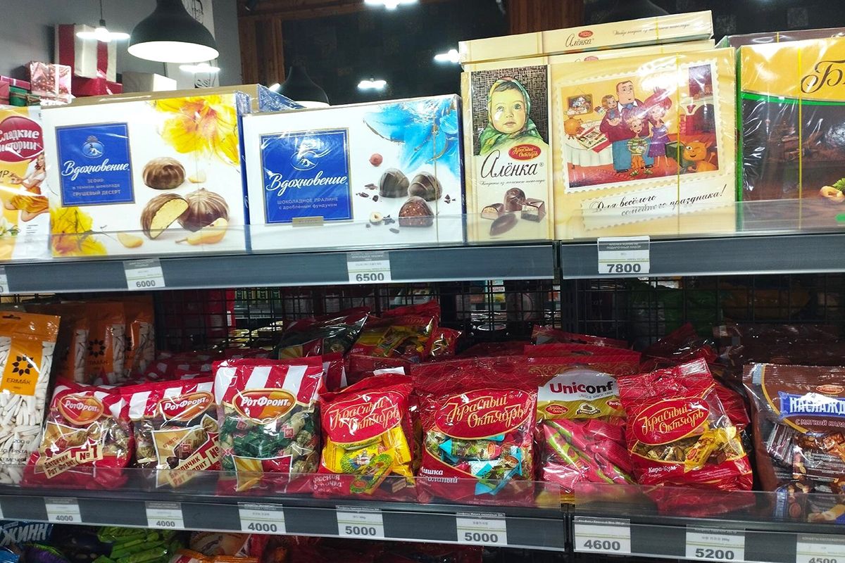 ロシア食材店にはさまざまな彼の地の食材が売られている。ユーラシア圏や中央アジアの住民も多いことがわかる