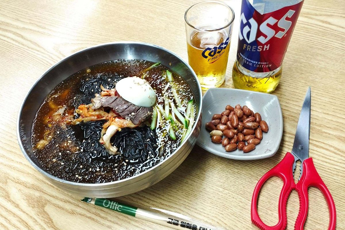 延辺の冷麺は豆満江の南の北朝鮮咸鏡北道の味で、実は東京の上野界隈にも店が多い。麺はコシが強いので調理バサミで切って食べる