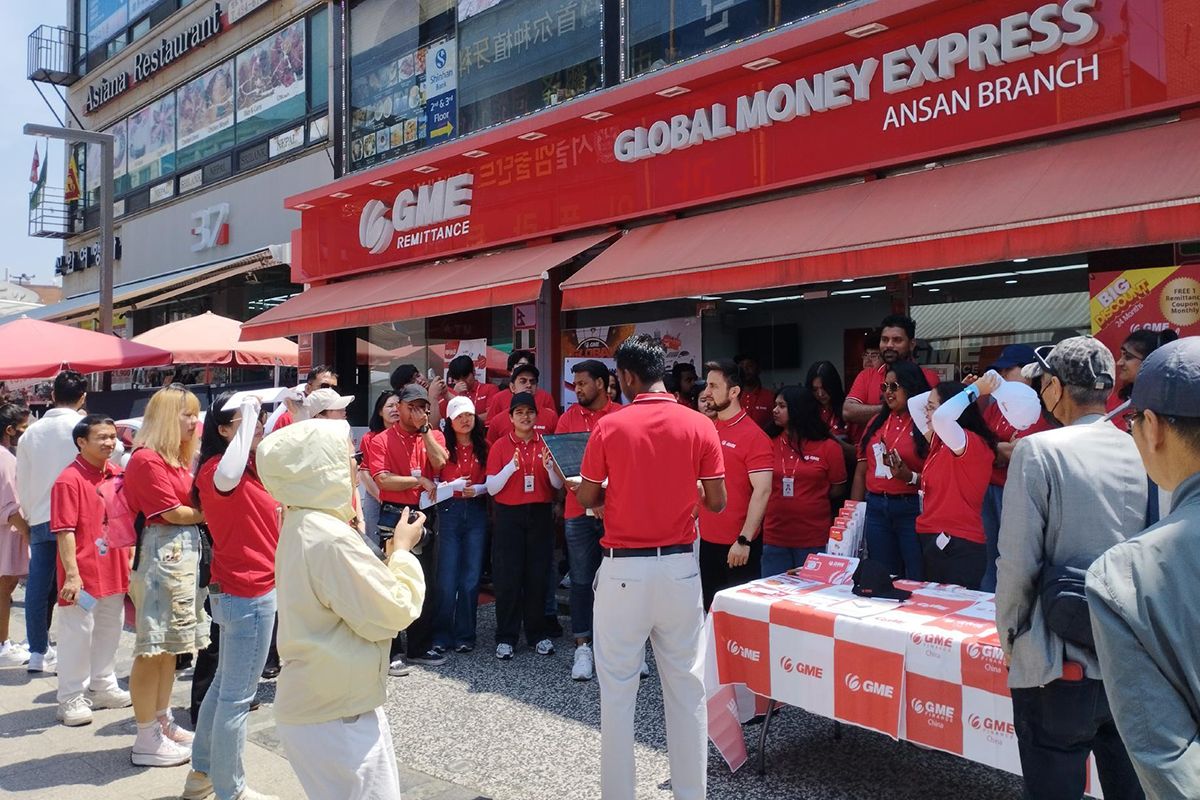 音楽イベントを主催した海外送金会社「GME」の前に集まる多国籍ボランティアスタッフたち