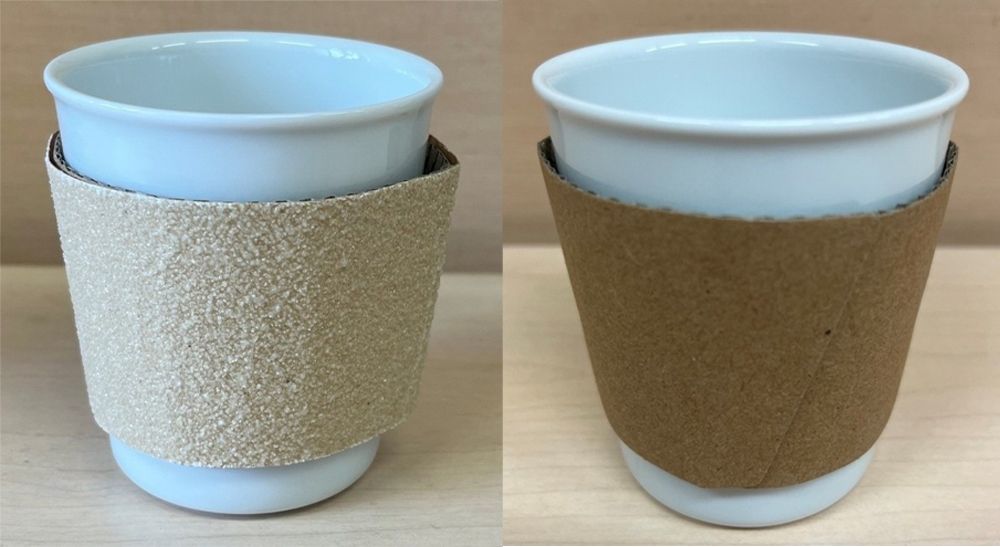 左が紙ヤスリのスリーブ、右がクラフト紙のスリーブ。カップはどちらも同じ。