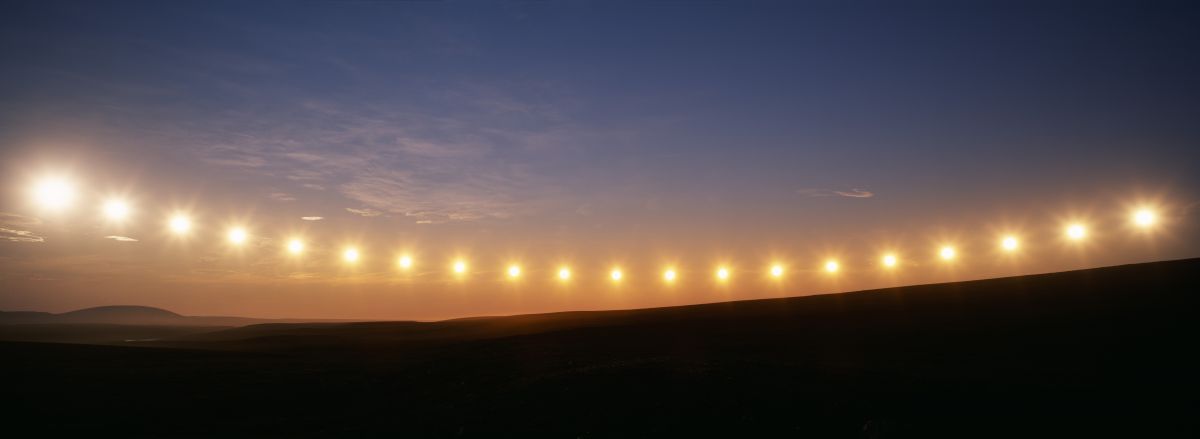 多重露光で撮影した白夜の太陽。米アラスカ州トゥーリク湖にて（Paul Souders/Getty Images）