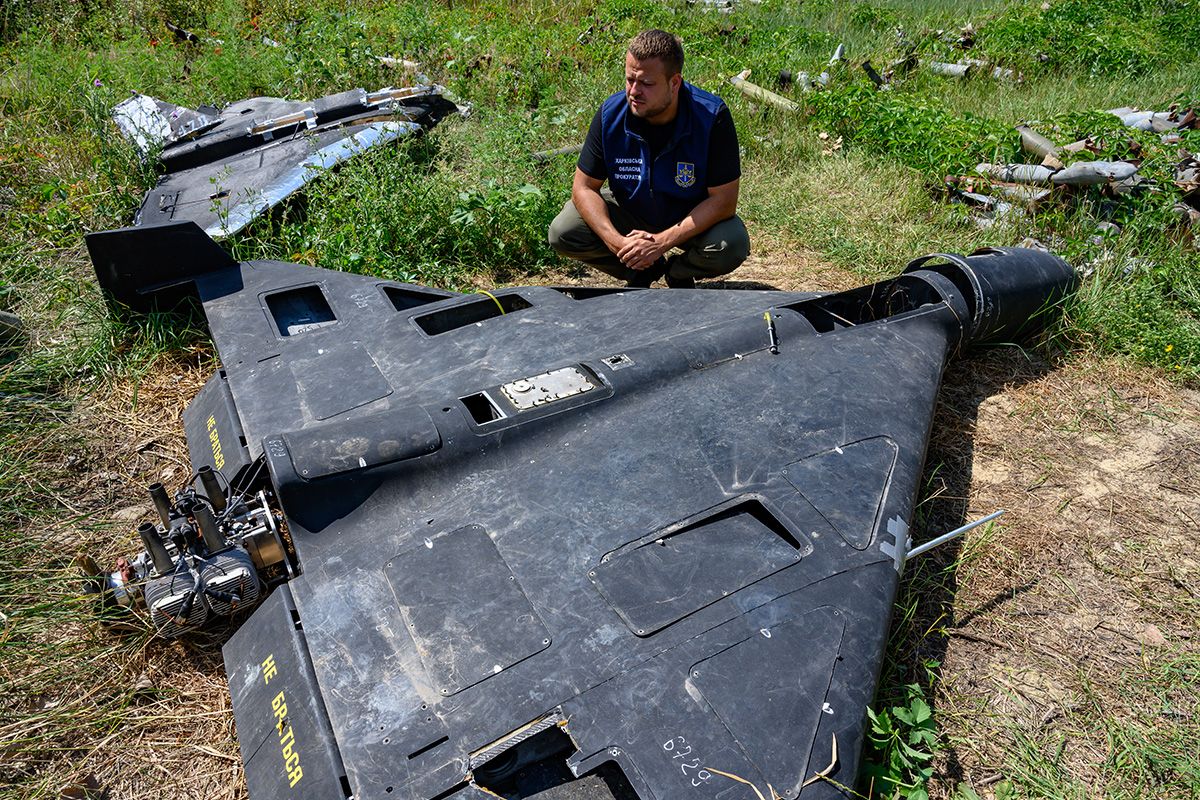 ハルキウ地方検察庁のドミトロ・チュベンコ氏が、ロシア製でイラン設計のドローン「シャヘド-136」（ロシアでは「ゲラン-2」として知られる）の炭素繊維の残骸を検査している。同検察庁は、将来的なロシアに対する戦争犯罪の訴追に向けた証拠として、ウクライナに向けて発射されたロシア製のドローン、滑空爆弾、ミサイル、ロケット弾のコレクションを保管している。2025年7月30日、ウクライナ・ハルキウにて (Photo by Scott Peterson/Getty Images)