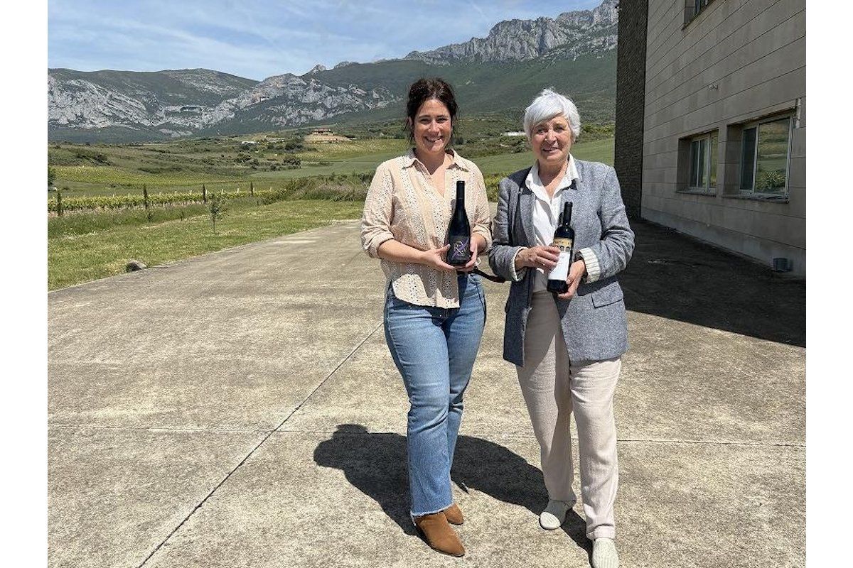 ルイス・デ・ビニャスプレのオーナー母娘　カンタブリア山脈を背景に