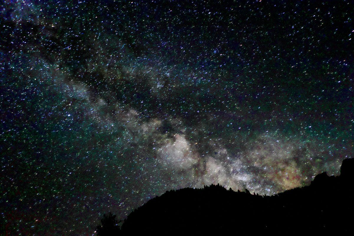 米カリフォルニア州のヨセミテ渓谷の上に広がる夏の天の川（stock.adobe.com）
