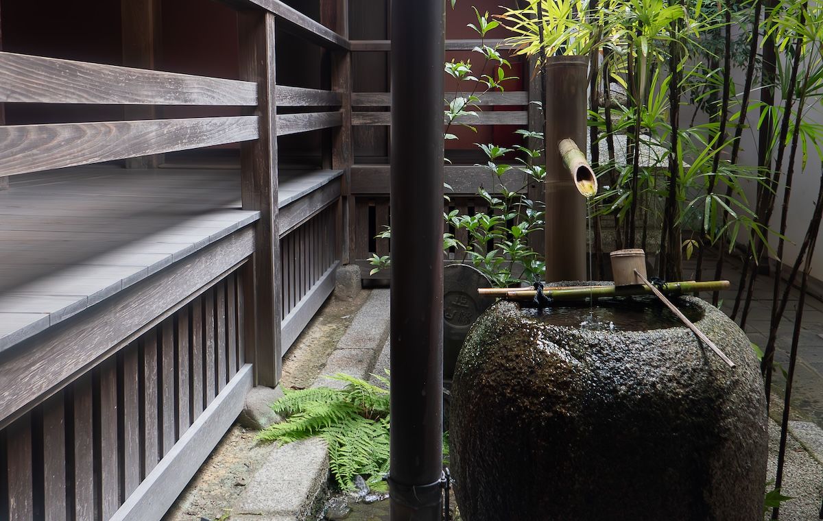松山氏にお話を伺った部屋の隣にあった筧。「私が来るまで待っていただいた間、水が流れる音が聞こえたでしょう。それが静かな部屋だということを強調するのです」と松山氏（撮影：著者）