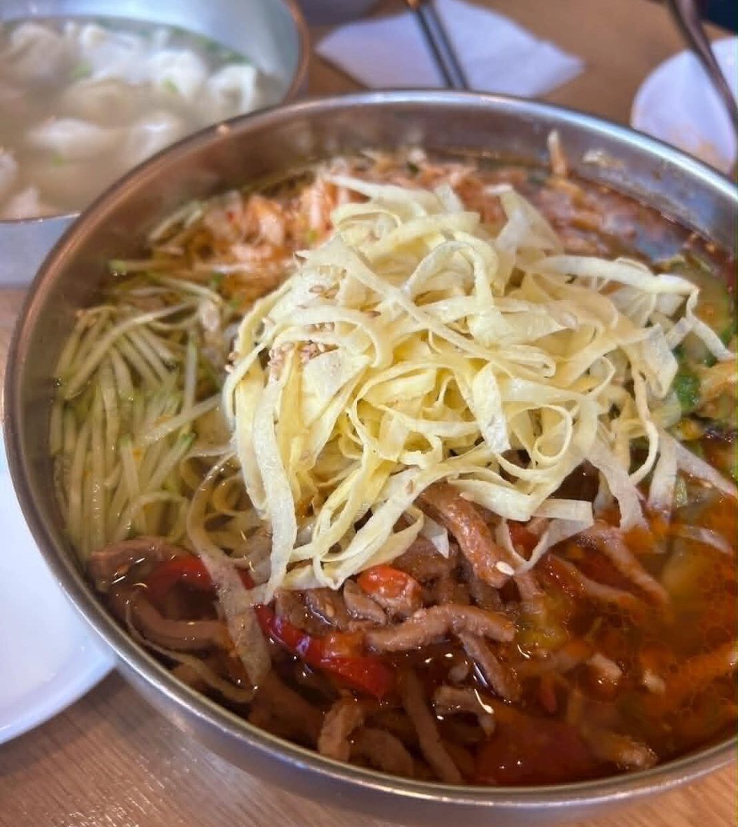 韓国通の友人が同店で食べたウズベキスタン風冷麺の「ククシ」。具材もたっぷりで、見た目がビビンパにも似ている（撮影＝韓国通の友人）