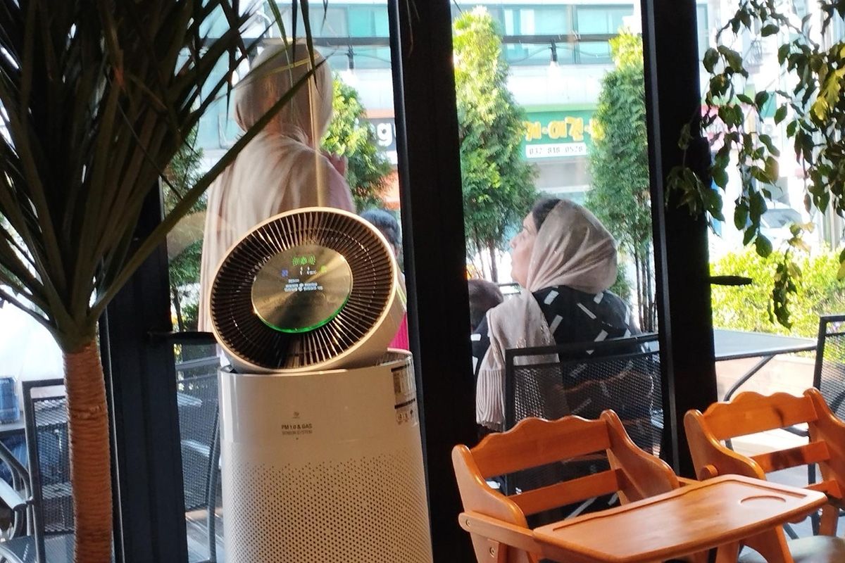 チャイハナ2号店の店内の客は男性が多く、ビジャブで頭を覆った女性たちは表のテラスにいた
