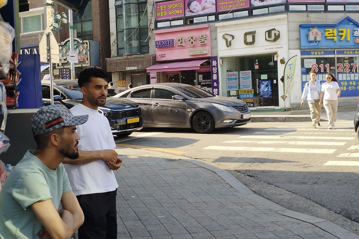 通称「ハムバク村」の通りには多くの中央アジア系の人たちが歩いており、韓国の人たちの姿はほとんど見かけなかった
