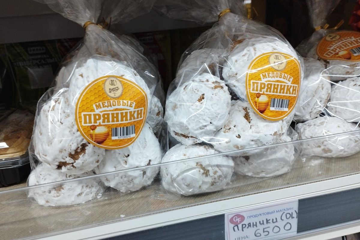 ロシアスーパーで売られていたブリャーニクは小麦粉と砂糖とハチミツだけでつくった素朴なお菓子。ロシアでは紅茶を飲みながらこれを食べる