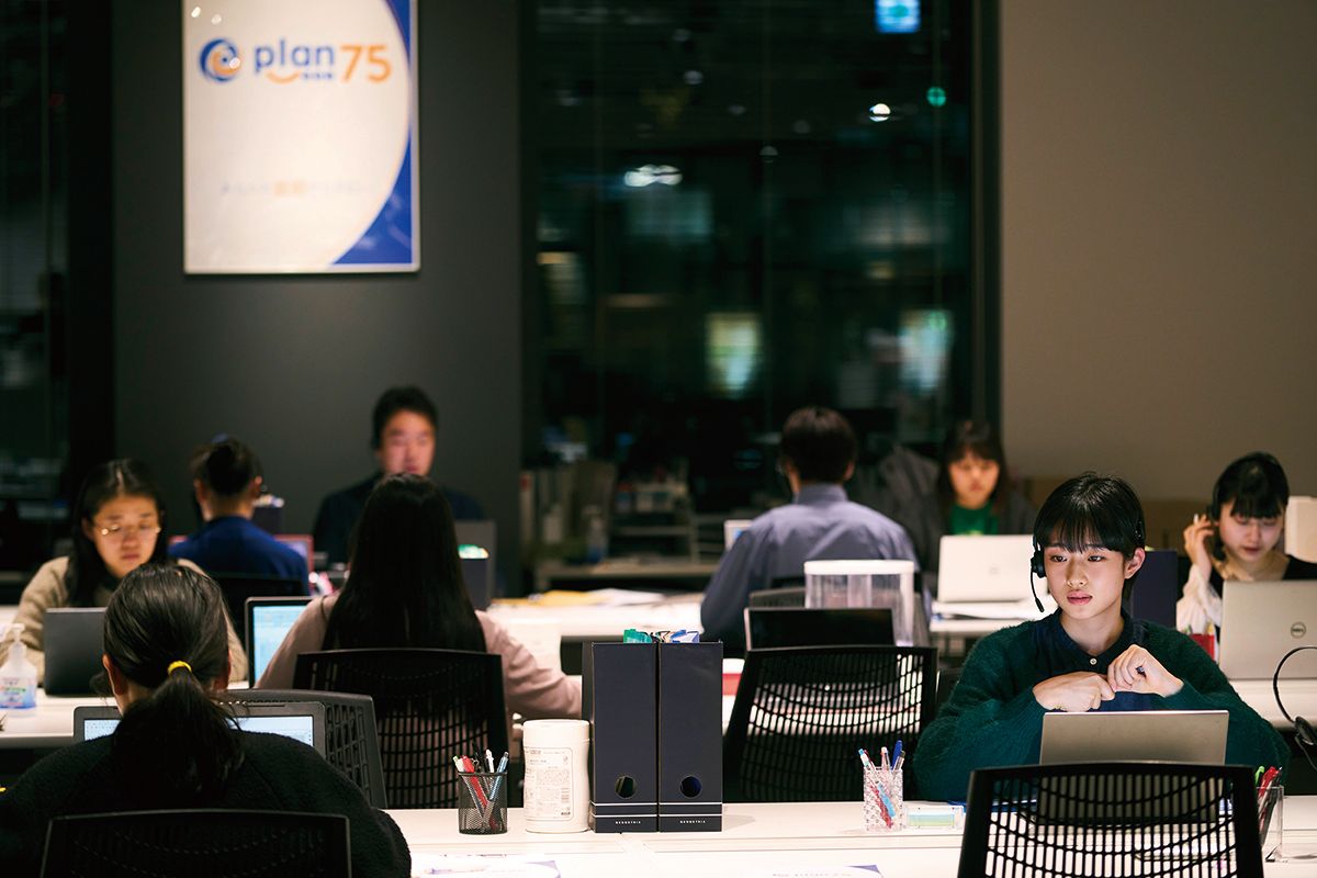 申請者を電話サポートするコールセンターの成宮瑤子（河合優実）　　『PLAN 75』 DVD（4000円（税抜））＆Blu-ray（5000円（税抜））発売中 発売元・販売元：株式会社ハピネット・メディアマーケティング　（C）2022『PLAN 75』製作委員会/Urban Factory/Fusee