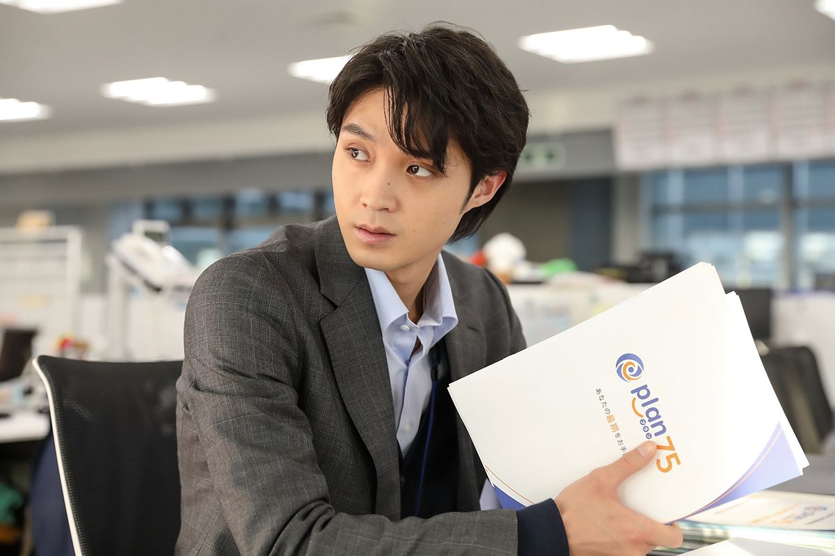 申請窓口係を勤める岡部ヒロム（磯村勇斗）『PLAN 75』 DVD（4000円（税抜））＆Blu-ray（5000円（税抜））発売中 発売元・販売元：株式会社ハピネット・メディアマーケティング　（C）2022『PLAN 75』製作委員会/Urban Factory/Fusee