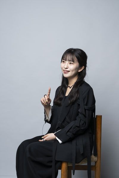 髙橋史好◎concon代表取締役社長。高校在学中に単身でインドへわたり、インド人起業家と出会ったことがきっかけで16歳で起業を志す。2023年10月にconconを設立し、インバウンド向けブランド「TOKYO LOLLIPOP」、 地元の名産品高崎ダルマの海外展開ビジネスを展開。2000年生まれ。